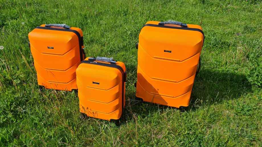 фото чемодан пластиковый оранж 4 колеса 10