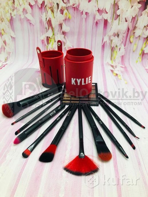 фото набор кистей для макияжа в тубусе kylie red/black, red/white 12 шт в белом тубусе с красным оформлен 9