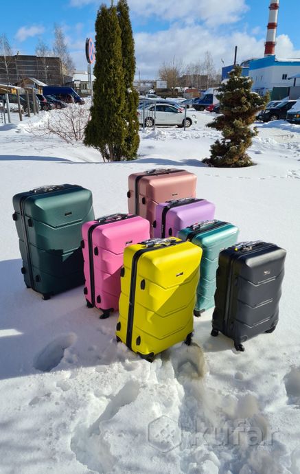 фото чемодан пластиковый на 4 колёсиках 2