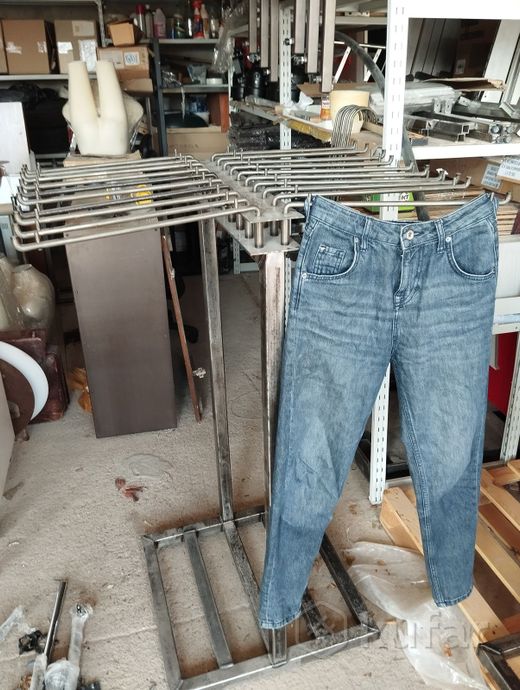 фото стойка для вывески джинсов  0