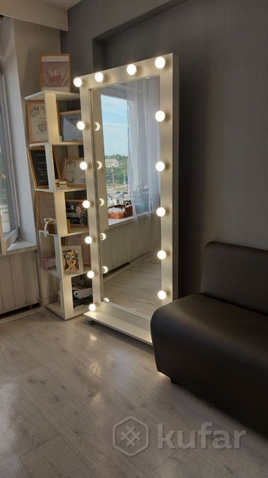 фото ростовое гримёрное зеркало с лампочками колёсиках. 1