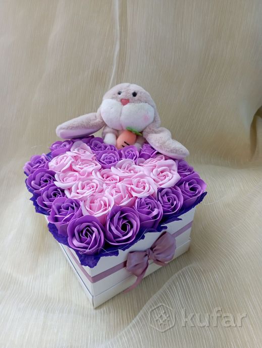 фото 25 мыльных роз в коробке с мягкой игрушкой-брелком 0