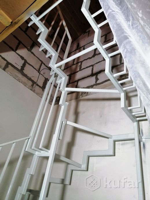 фото металлическая лестница в дом 4