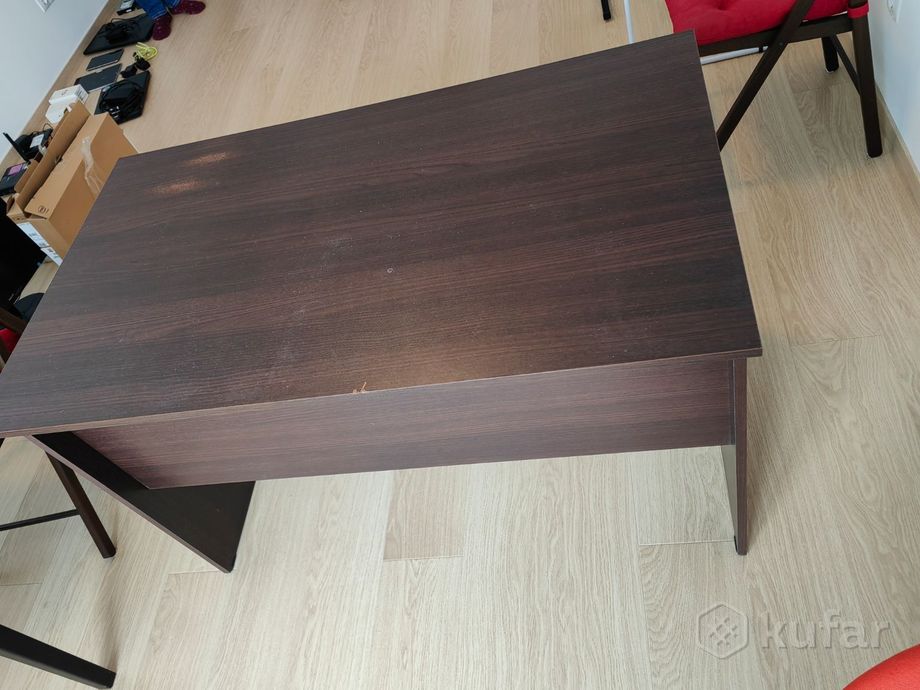 фото офисная мебель: столы и шкаф 2