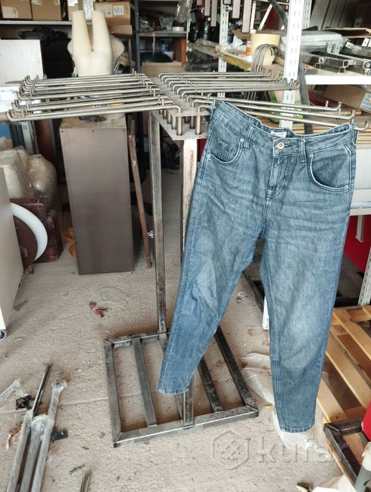 фото стойка для вывески джинсов  2