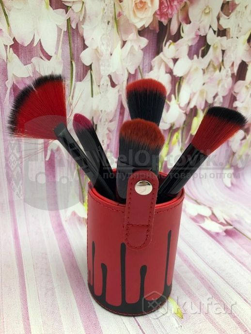фото набор кистей для макияжа в тубусе kylie red/black, red/white 12 шт в белом тубусе с красным оформлен 3
