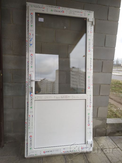 фото готовая пластиковая  дверь со стеклом 96*205.новая 1
