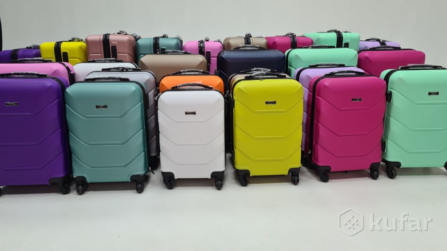 фото чемодан пластиковый на четырёх колёсиках  11