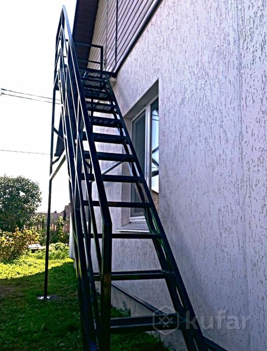 фото наружная металлическая лестница на второй этаж 0