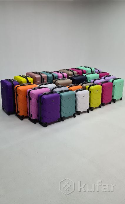 фото чемодан пластиковый на четырёх колёсиках  1