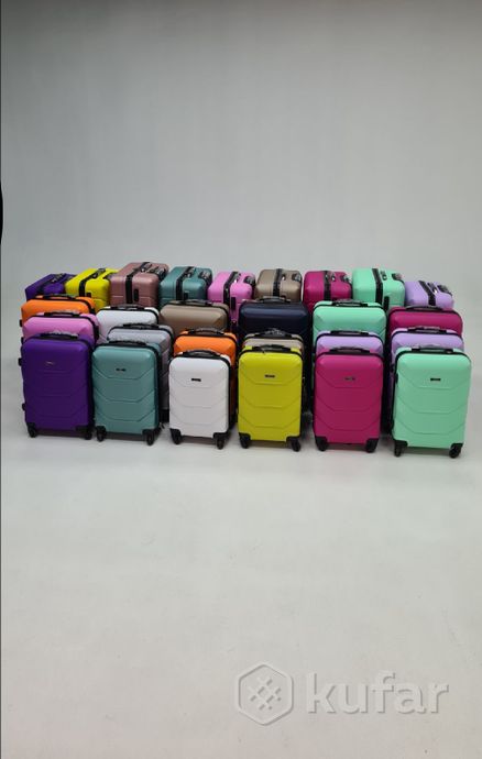 фото чемодан пластиковый на четырёх колёсиках  9