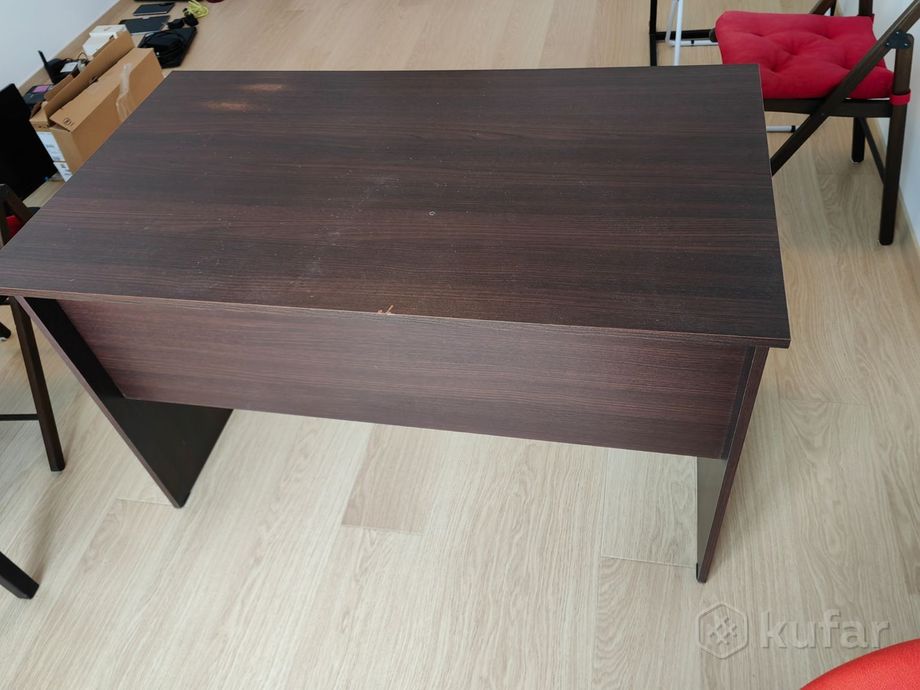 фото офисная мебель: столы и шкаф 3