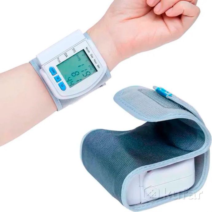 фото электронный тонометр на запястье blood pressure monitor ck-102s 4