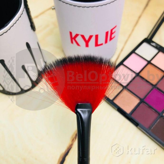 фото набор кистей для макияжа в тубусе kylie red/black, red/white 12 шт в белом тубусе с красным оформлен 1