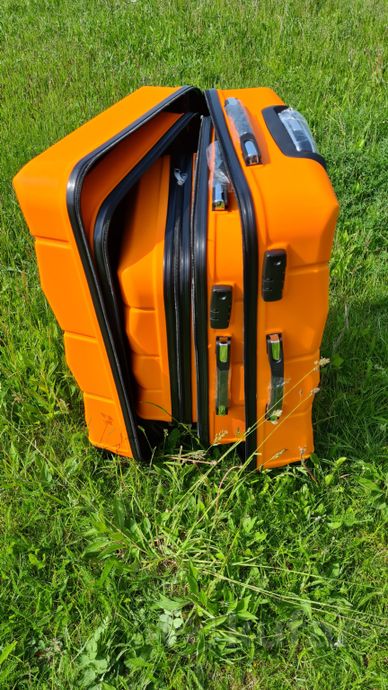 фото чемодан пластиковый оранж 4 колеса 12