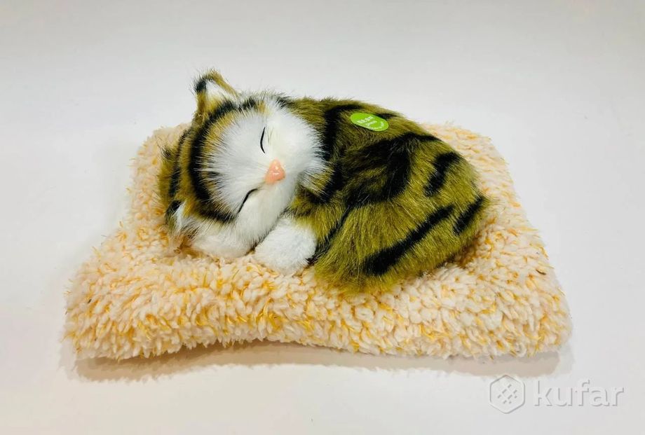 фото игрушка пушистый котик на подушке 0