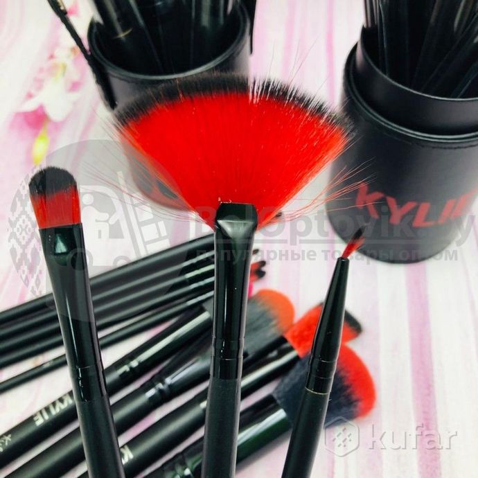 фото набор кистей для макияжа в тубусе kylie red/black, red/white 12 шт в белом тубусе с красным оформлен 4