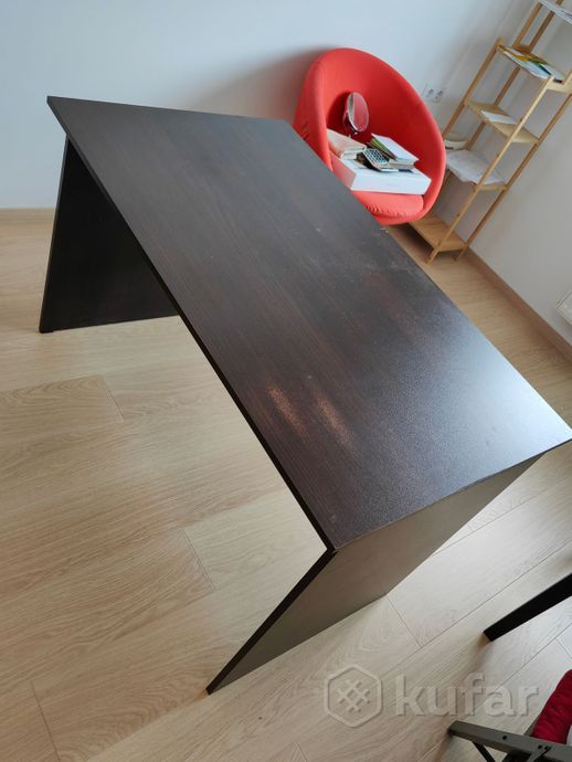 фото офисная мебель: столы и шкаф 0