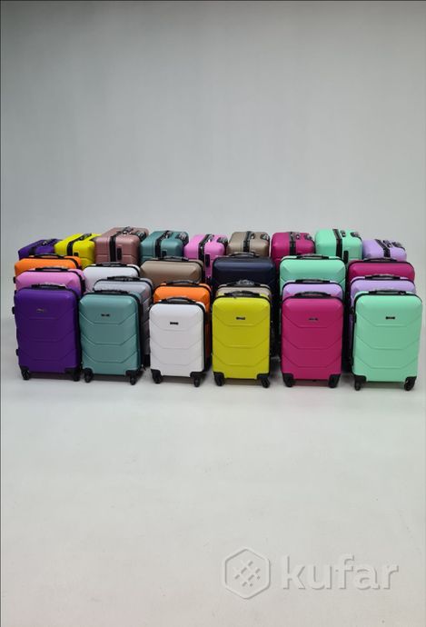 фото чемодан пластиковый на четырёх колёсиках  10