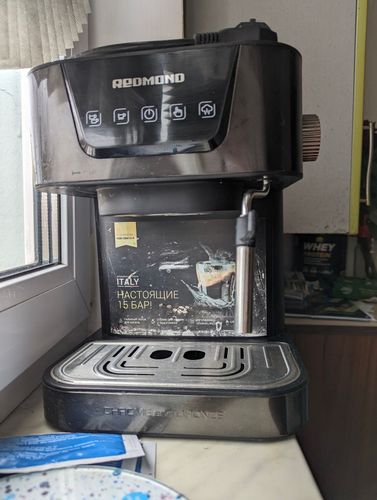 Рожковая кофеварка Redmond RCM-CBM1514