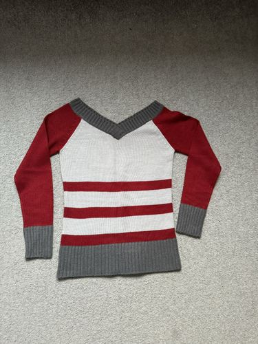 Стильный свитер полосатый 