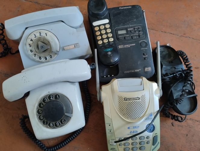Старые домашние телефоны 