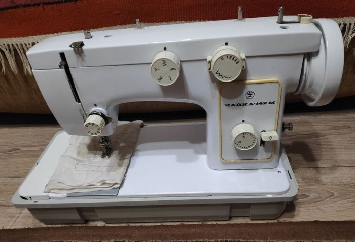 Швейная машинка Чайка М 142
