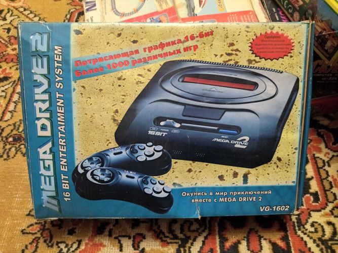 Игровые приставки Mega Drive 2 и Сюбор