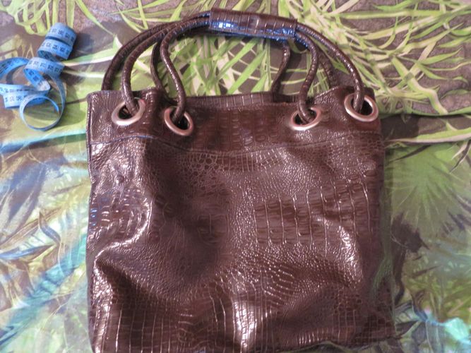 Лаковая вместительная темно-коричневая сумка