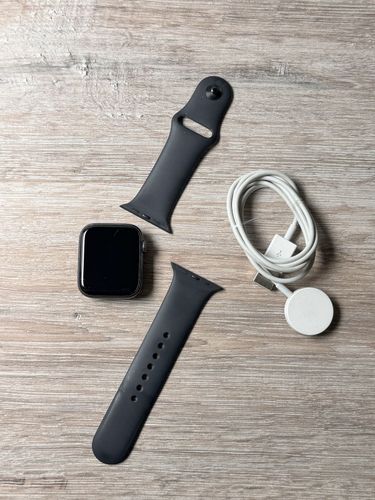 Apple Watch SE 44 мм (черные)