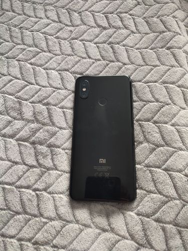 Телефон Xiaomi Mi 8