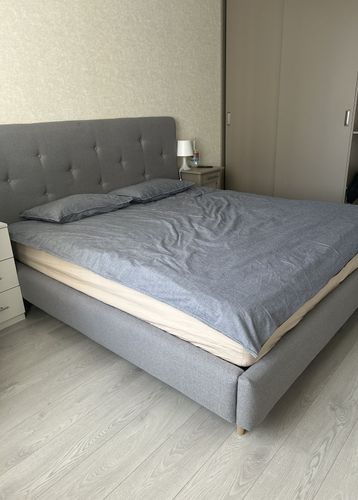 Двуспальная кровать с матрасом 