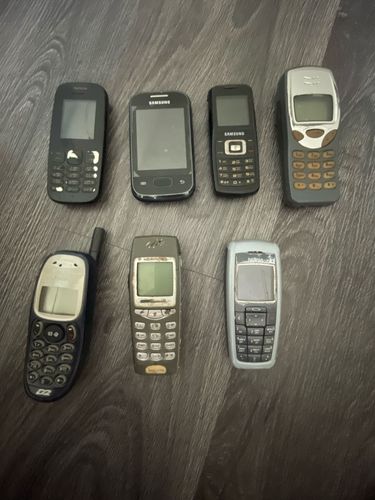 Старые телефоны на запчасти 
