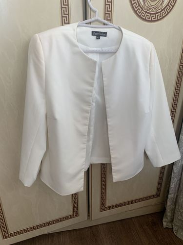 Укороченный белый пиджак 