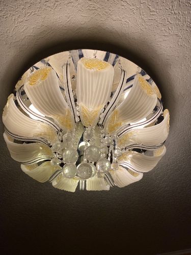 Люстра потолочная(шарики,стекло).6 лампочек
