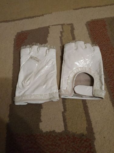 Перчатки белые с обрезанными пальцами