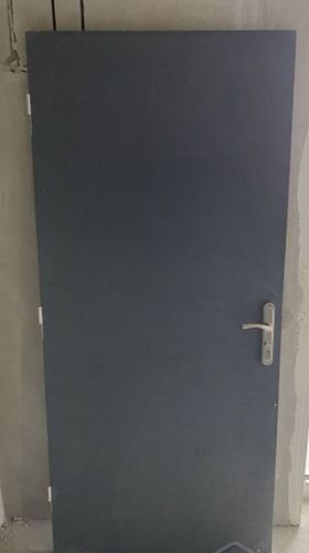 Дверь входная деревянная из новостройки