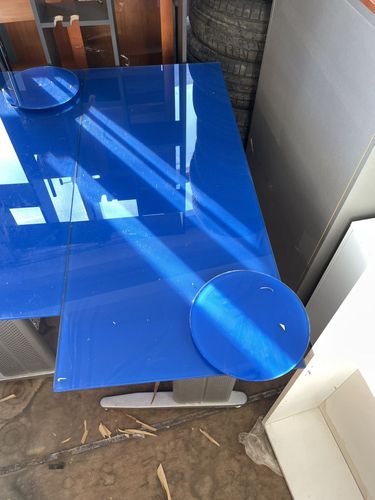 Стол офисный синего цвета из стекла 