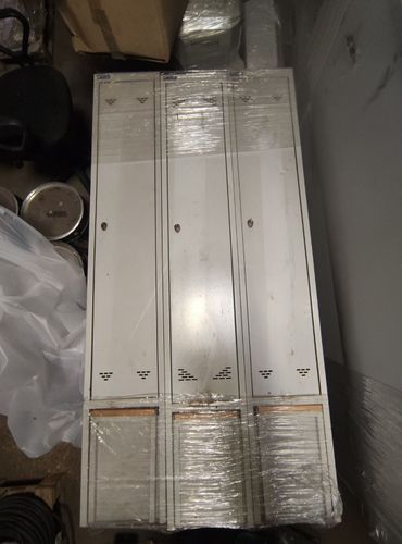 Шкаф металлический с выдвижной лавкой 