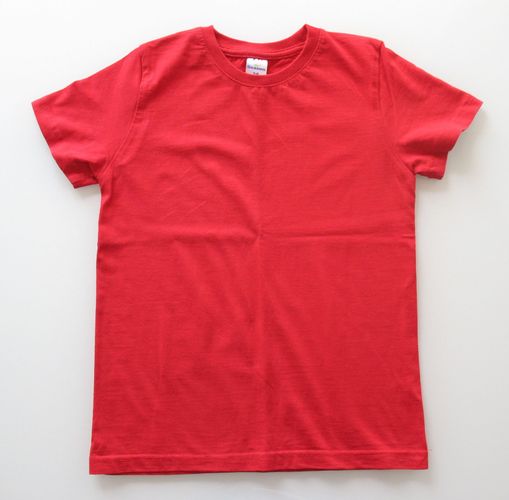Красная футболка где -то на 6 - 8 лет