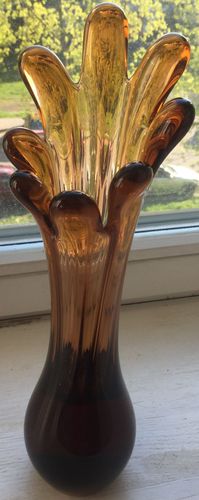 Винтажная ваза из коричневого стекла. 