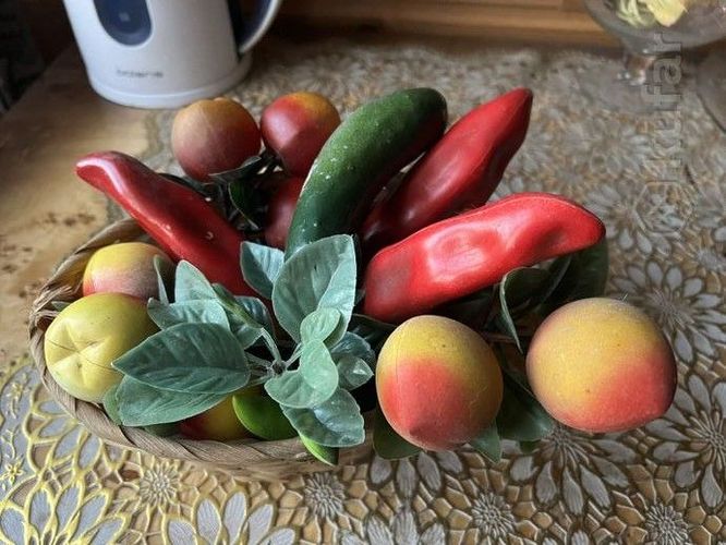 Набор восковых и пластиковых фруктов и овощей