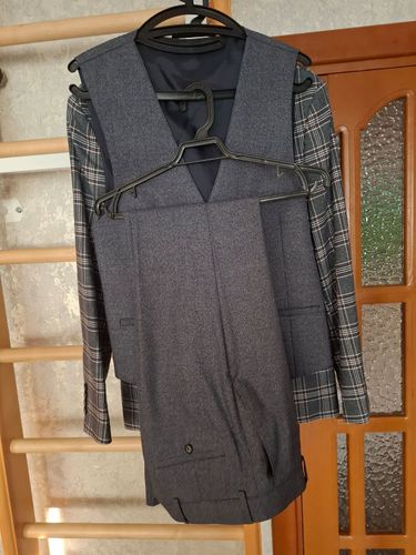 Костюм (пиджак, штаны, рубашка, жилет и галстук)