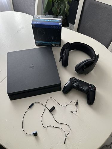 Sony PlayStation 4 slim 1Tb и гарнитуры