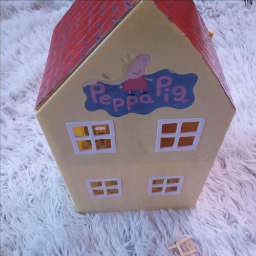 Домик свинки Пеппы и игрушки 