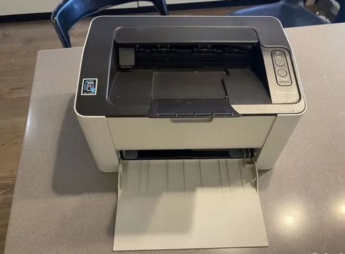 Принтер Samsung M2020W не включается