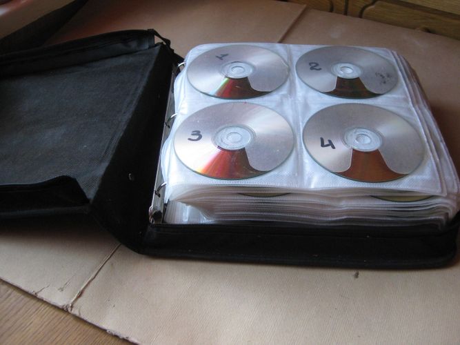 Разные кейсы для хранения компактных дисков