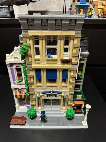 Продам Lego 10278 Полицейский участок