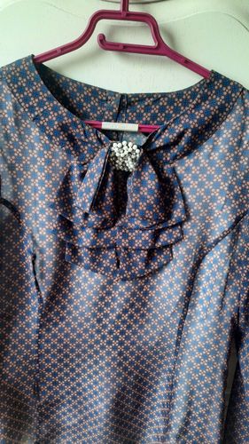 Блузка шифоновая  с жемчужной брошью