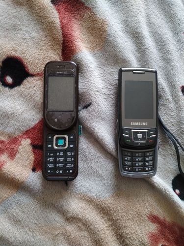 Два терефона Samsung Nokia